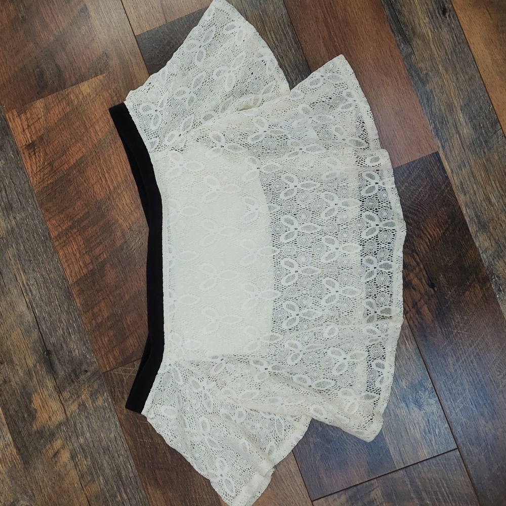 NWT Kimchi Blue Off The Shoulder Black and White Lace Crop Top, Size XS